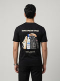 Camiseta Three Dream Goose preta, vista de costas, vestida por modelo