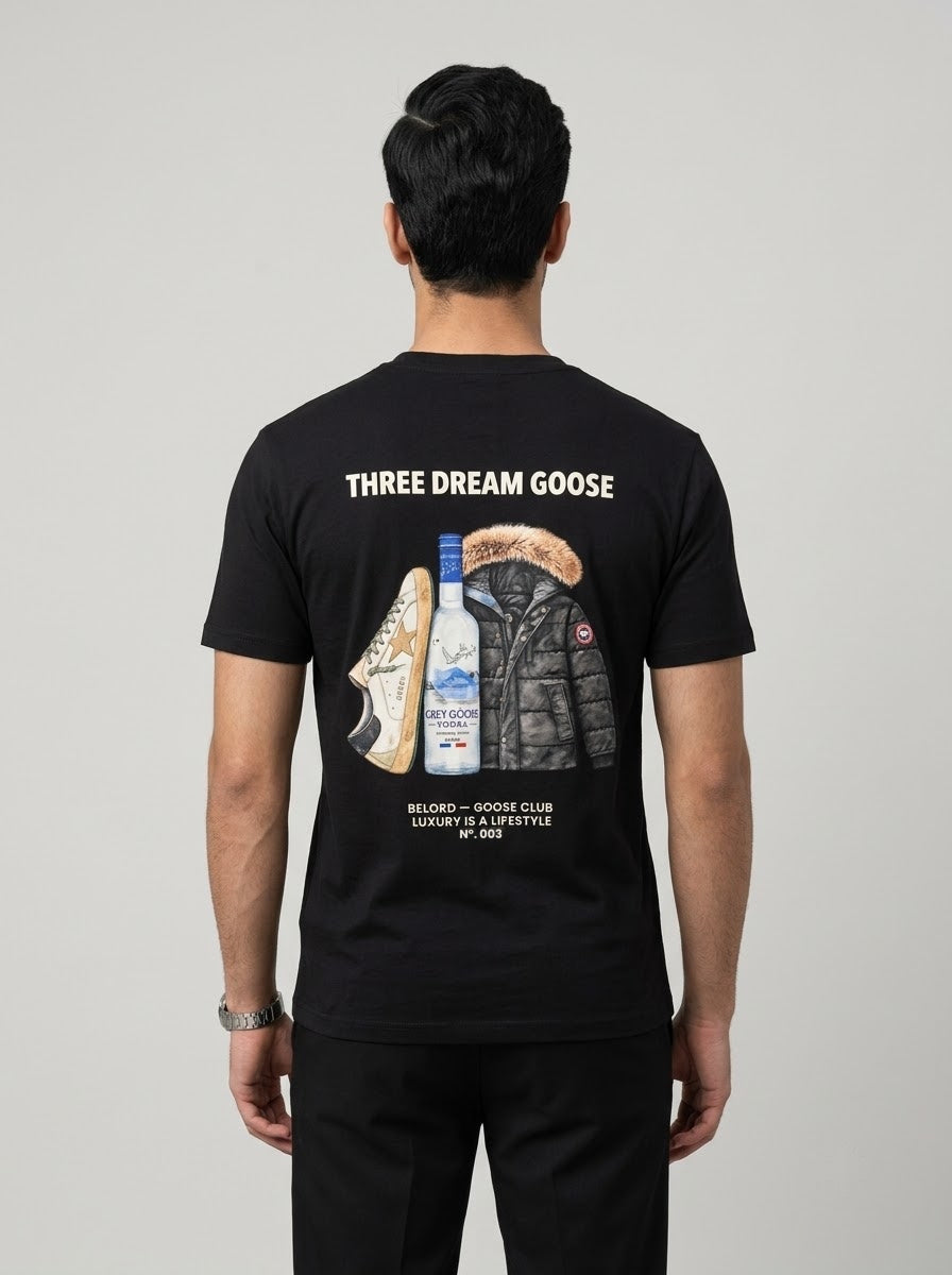Camiseta Three Dream Goose preta, vista de costas, vestida por modelo