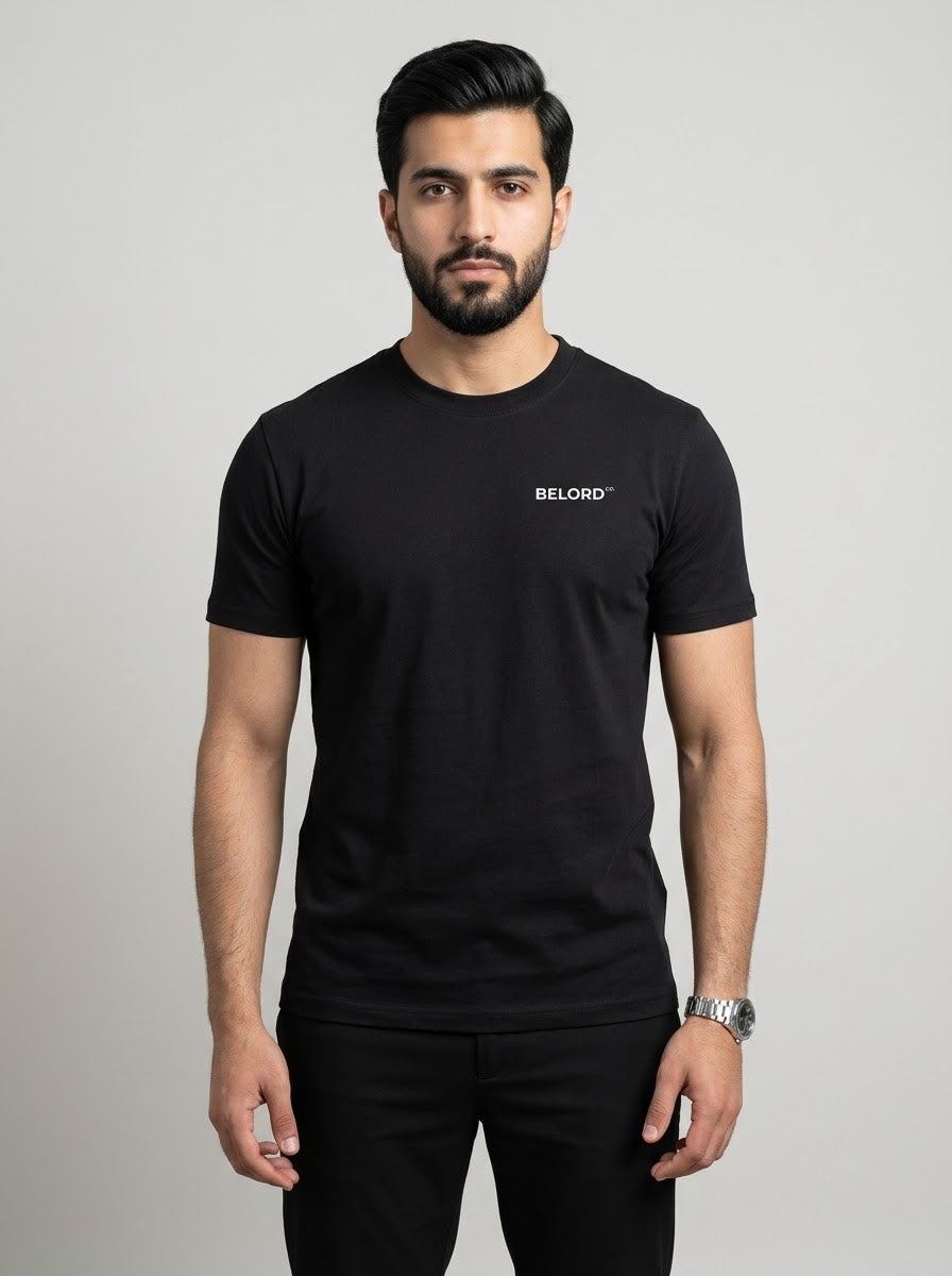 Camiseta Three Dream Goose preta, vista da frente, vestida por modelo