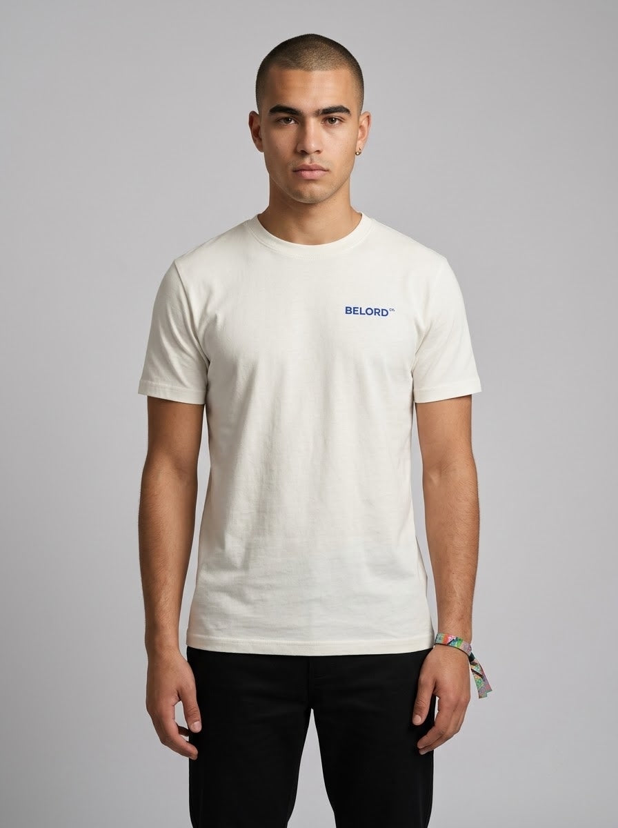 Camiseta Matcha branca, vista da frente, vestida por modelo