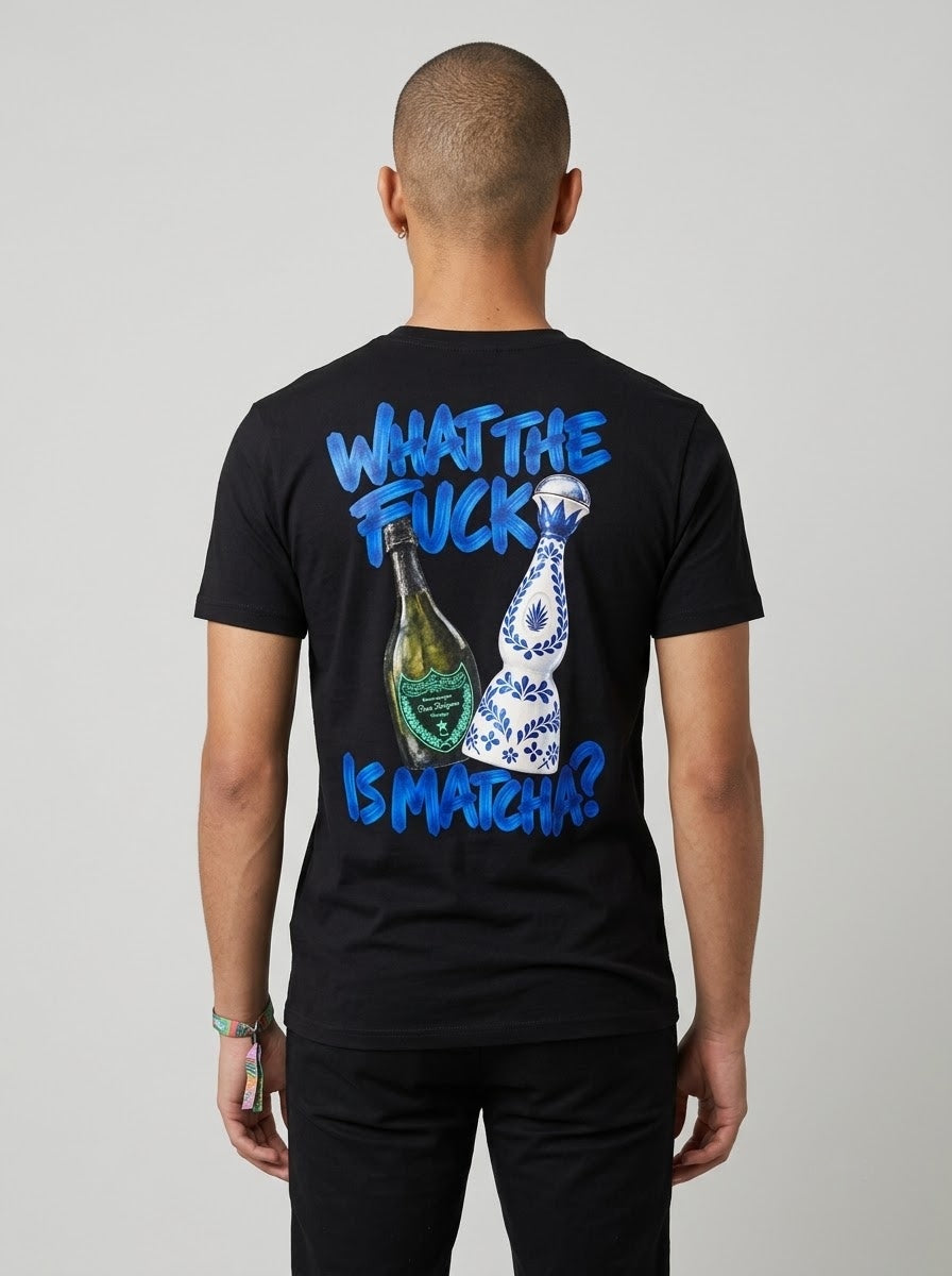 Camiseta Matcha preta, vista de costas, vestida por modelo