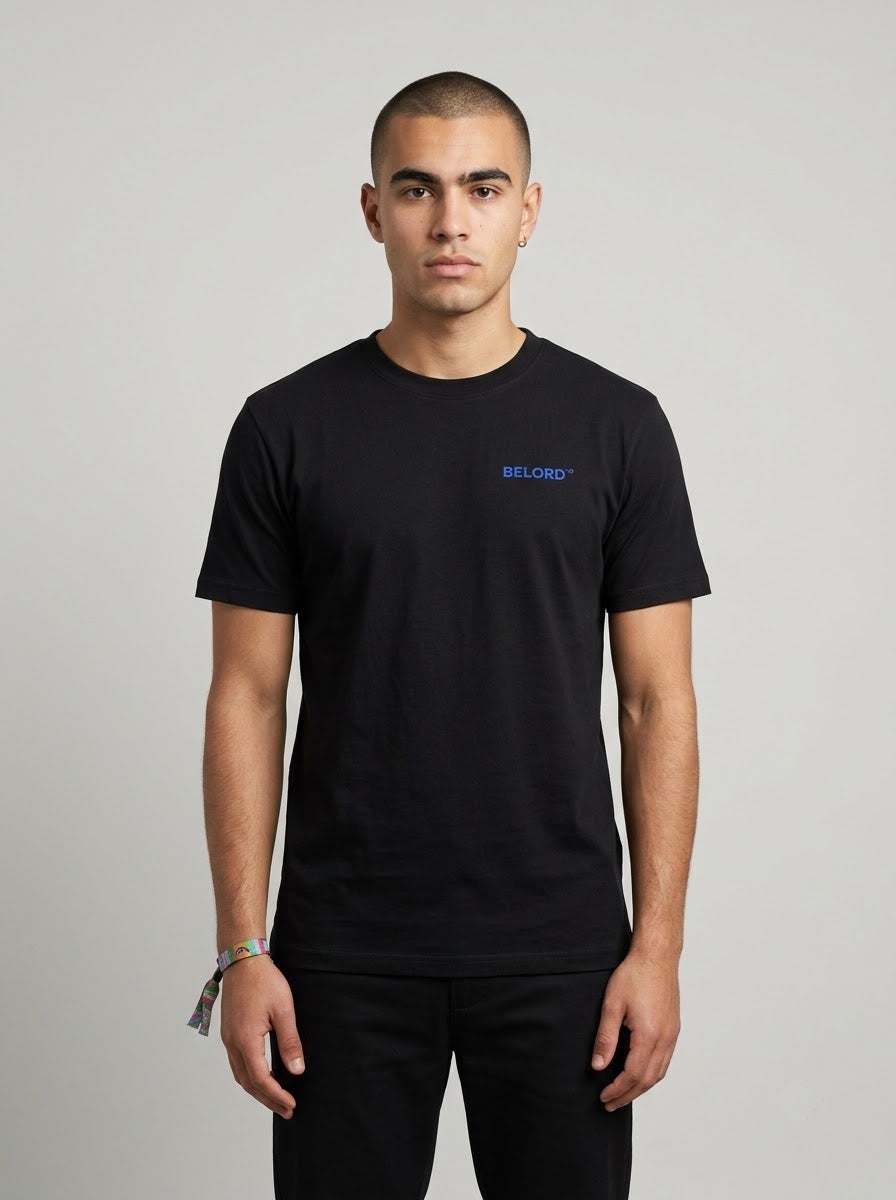 Camiseta Matcha preta, vista da frente, vestida por modelo
