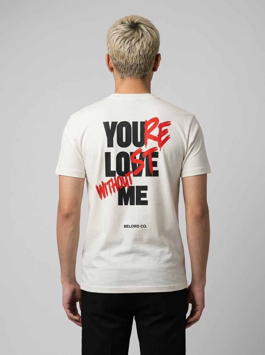Camiseta You're Lost branca, vista de costas, vestida por modelo