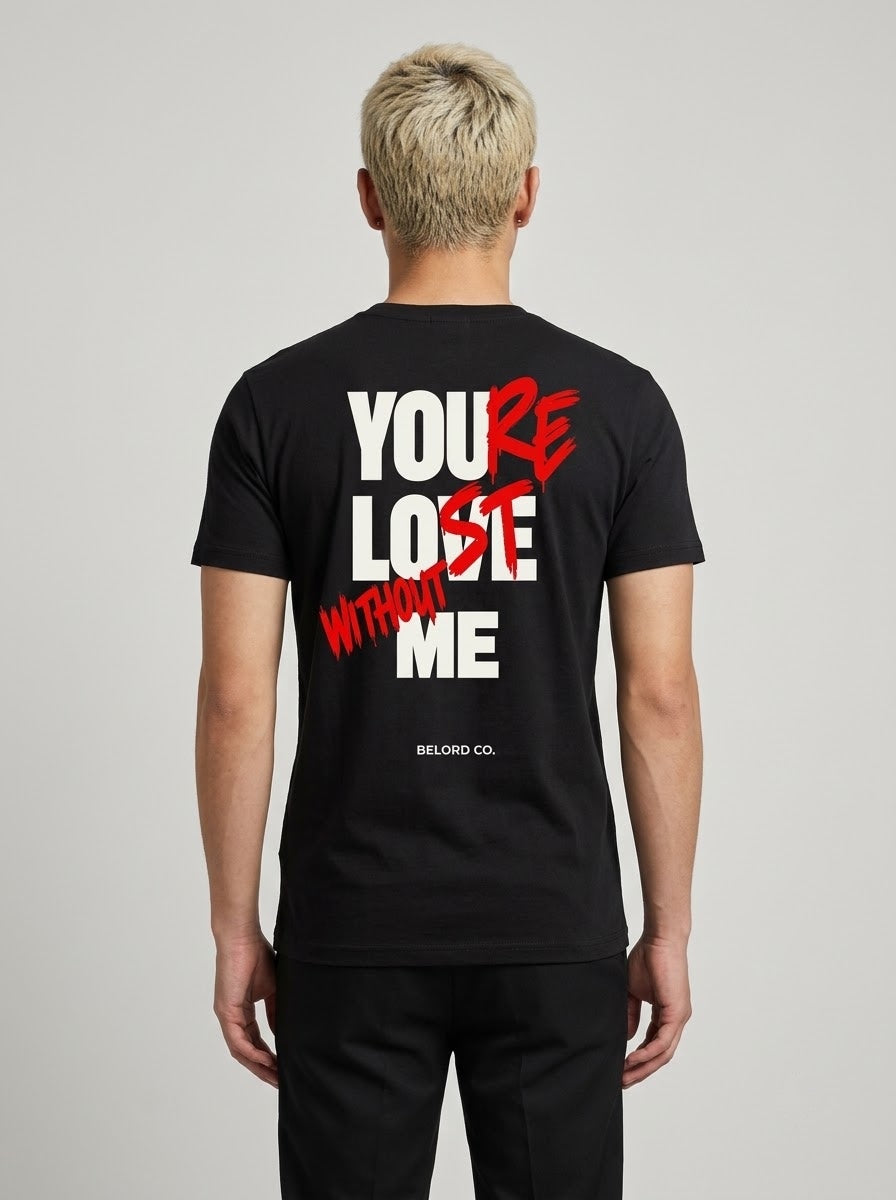 Camiseta You're Lost preta, vista de costas, vestida por modelo
