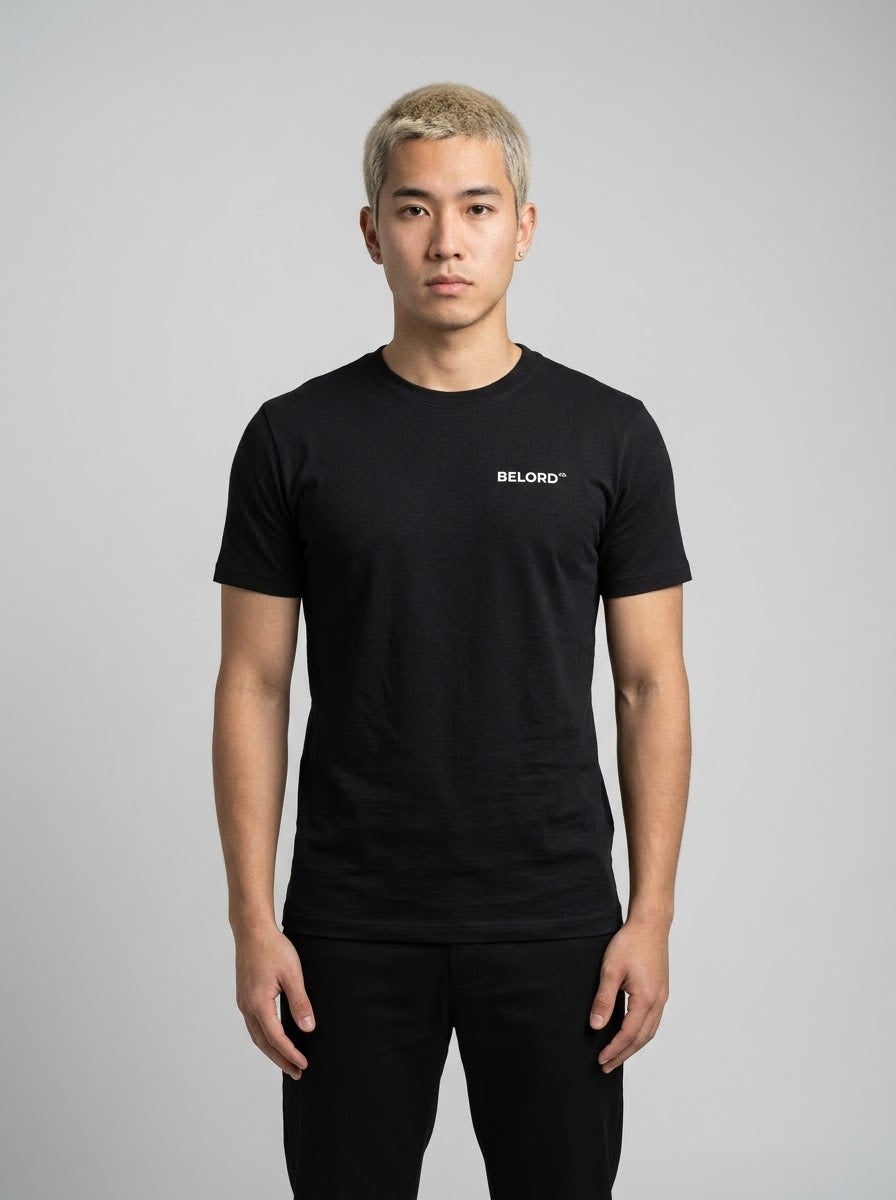 Camiseta You're Lost preta, vista da frente, vestida por modelo